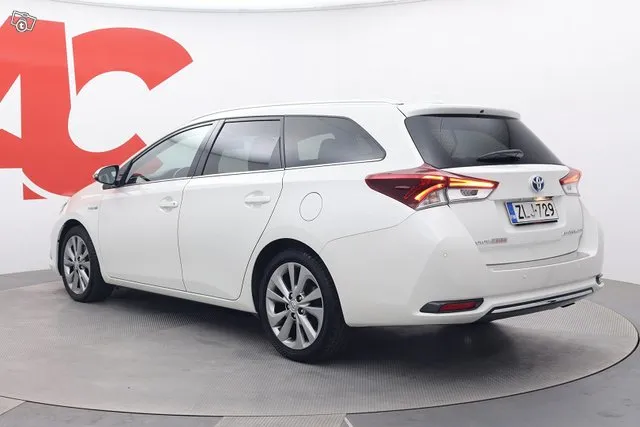 Toyota Auris Touring Sports 1,8 Hybrid Premium - PUOLINAHAT / 1-OMISTAJA / LOHKOLÄM. / NAVI / HUIPPUVARUSTELTU PREMIUM MALLI / UUDET KESÄRENKAAT Image 3